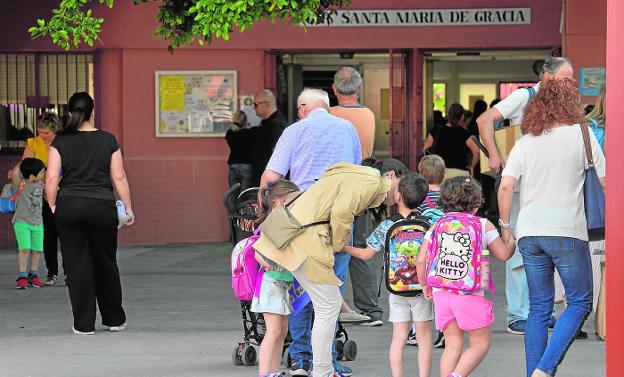 Padres, ayer, acompañando a sus hijos a la entrada del colegio Santa María de Gracia. 