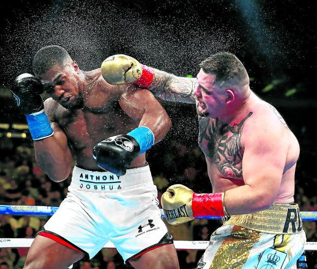 Andy Ruiz castiga al defensor del título, Anthony Joshua, con sus golpes demoledores. 