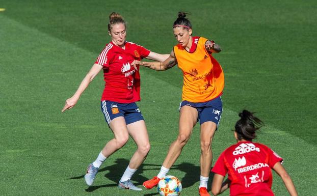 Jennifer Hermoso controla un balón en un entrenamiento. 