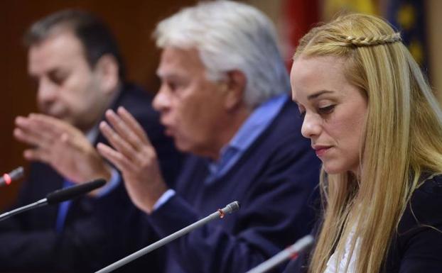 La esposa de Leopoldo López, Lilian Tintori, junto al expresidente Felipe González.