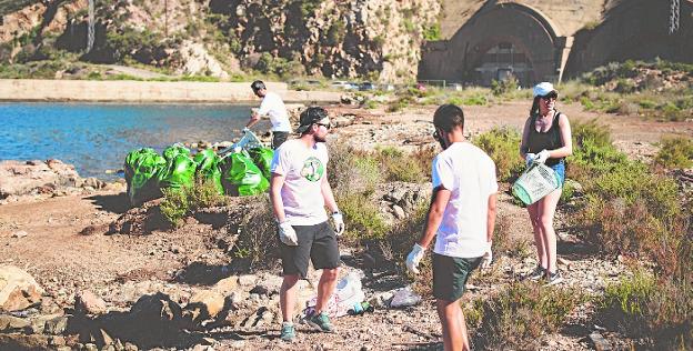 Voluntarios participan en la iniciativa 'Mi costa sin plásticos'. Rocío Belmonte Fotografía