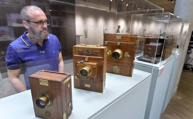Un hombre observa algunas de las cámaras que se muestran en la exposición.