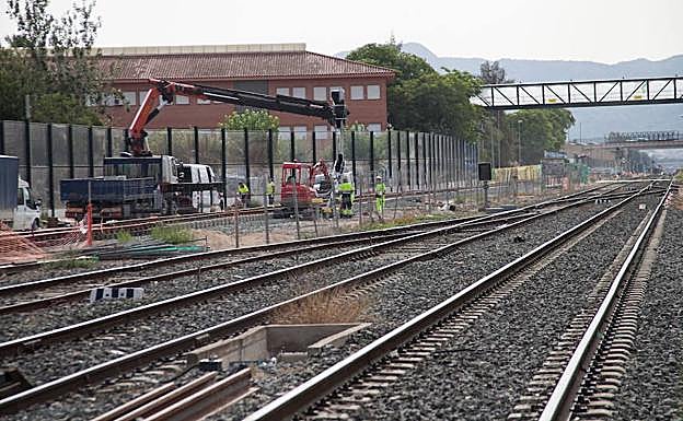 Varios operarios trabajan en las obras del AVE, en una imagen de archivo.