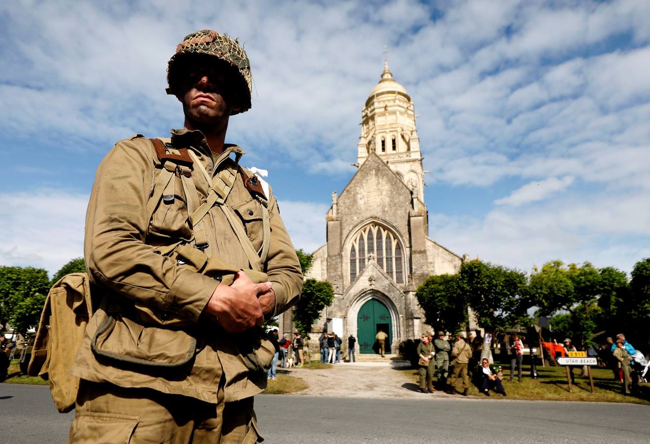 Personas caracterizadas de soldados participan en la dramatización histórica del Día D en la costa de Normandia (Francia). Varios lideres europeos participan en varios actos para conmemorar el 75 aniversario del desembarco y de la batalla de Normandía, que inicio el principio del fin de la Segunda Guerra Mundial.