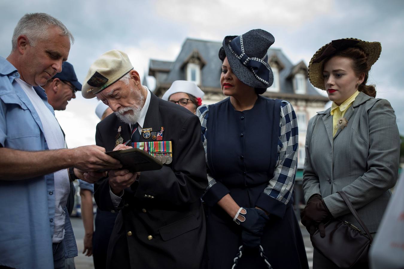 Personas caracterizadas de soldados participan en la dramatización histórica del Día D en la costa de Normandia (Francia). Varios lideres europeos participan en varios actos para conmemorar el 75 aniversario del desembarco y de la batalla de Normandía, que inicio el principio del fin de la Segunda Guerra Mundial.