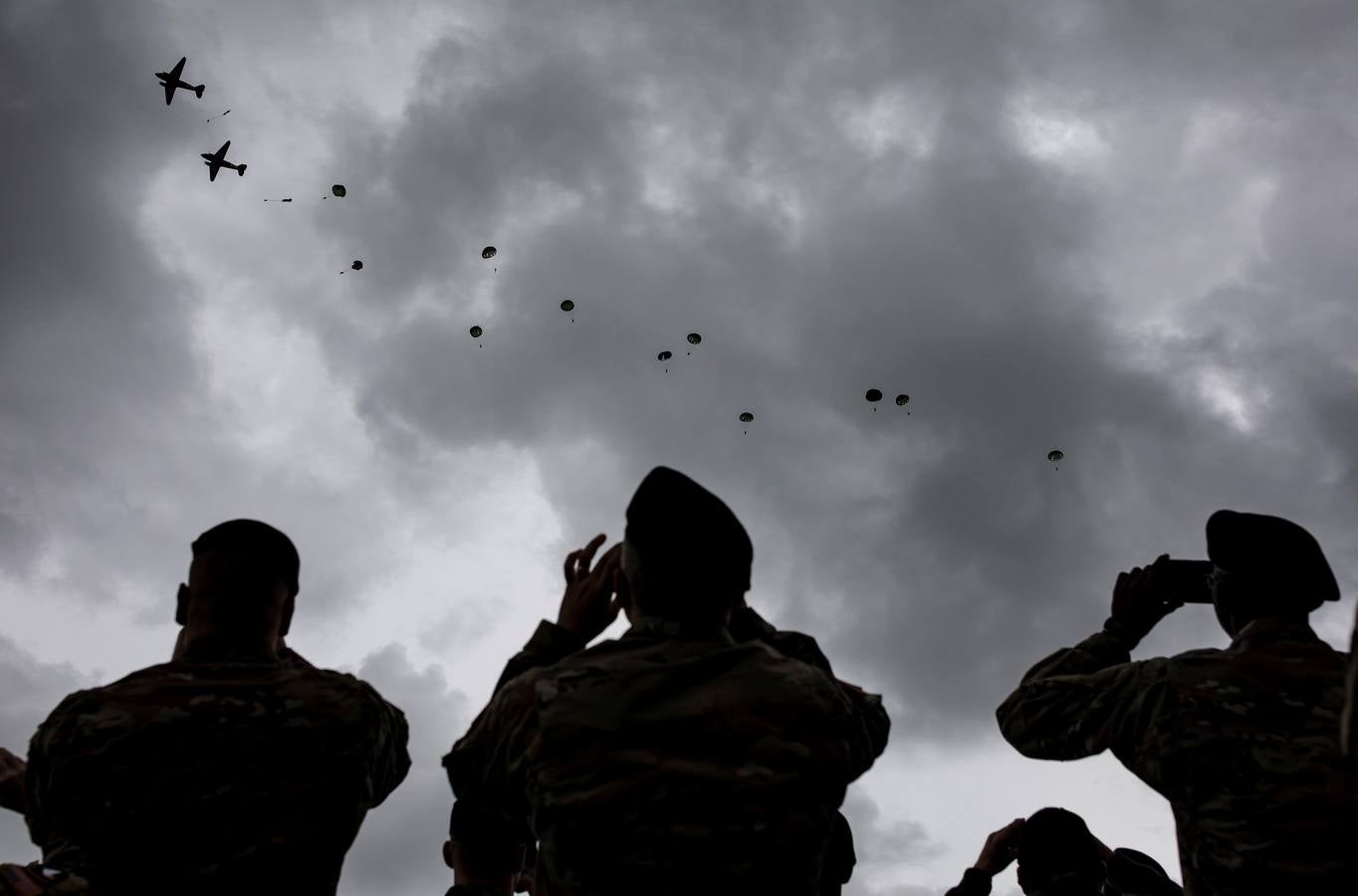 Personas caracterizadas de soldados participan en la dramatización histórica del Día D en la costa de Normandia (Francia). Varios lideres europeos participan en varios actos para conmemorar el 75 aniversario del desembarco y de la batalla de Normandía, que inicio el principio del fin de la Segunda Guerra Mundial.
