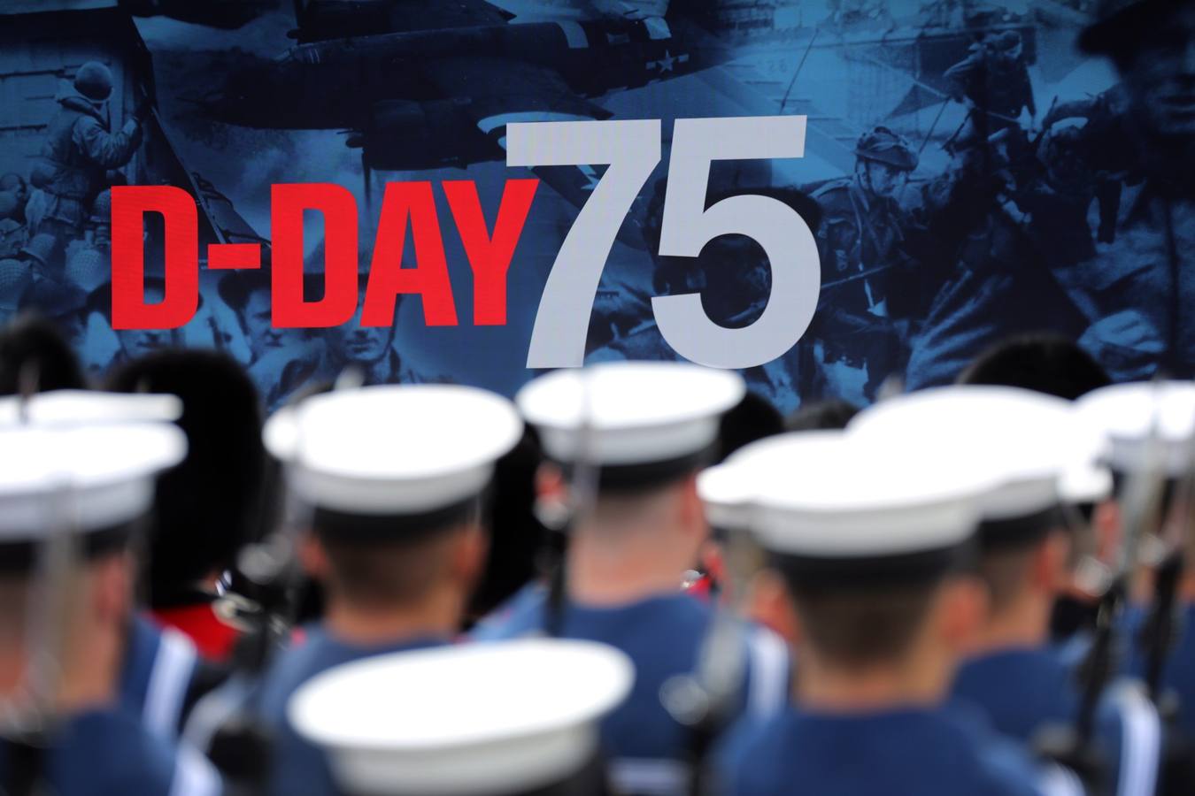 Personas caracterizadas de soldados participan en la dramatización histórica del Día D en la costa de Normandia (Francia). Varios lideres europeos participan en varios actos para conmemorar el 75 aniversario del desembarco y de la batalla de Normandía, que inicio el principio del fin de la Segunda Guerra Mundial.