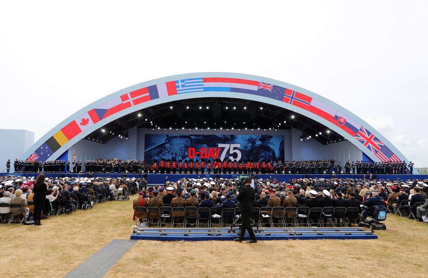 Personas caracterizadas de soldados participan en la dramatización histórica del Día D en la costa de Normandia (Francia). Varios lideres europeos participan en varios actos para conmemorar el 75 aniversario del desembarco y de la batalla de Normandía, que inicio el principio del fin de la Segunda Guerra Mundial.