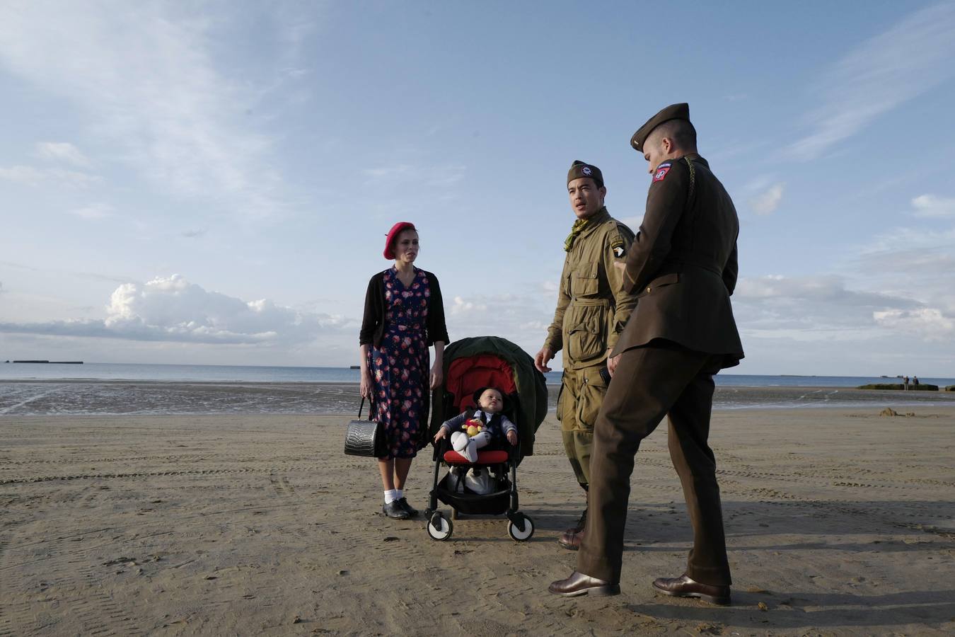 Personas caracterizadas de soldados participan en la dramatización histórica del Día D en la costa de Normandia (Francia). Varios lideres europeos participan en varios actos para conmemorar el 75 aniversario del desembarco y de la batalla de Normandía, que inicio el principio del fin de la Segunda Guerra Mundial.