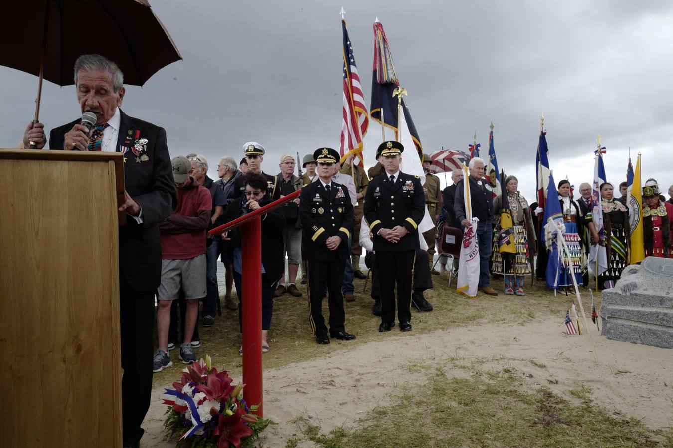 Personas caracterizadas de soldados participan en la dramatización histórica del Día D en la costa de Normandia (Francia). Varios lideres europeos participan en varios actos para conmemorar el 75 aniversario del desembarco y de la batalla de Normandía, que inicio el principio del fin de la Segunda Guerra Mundial.
