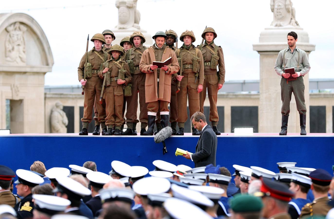 Personas caracterizadas de soldados participan en la dramatización histórica del Día D en la costa de Normandia (Francia). Varios lideres europeos participan en varios actos para conmemorar el 75 aniversario del desembarco y de la batalla de Normandía, que inicio el principio del fin de la Segunda Guerra Mundial.