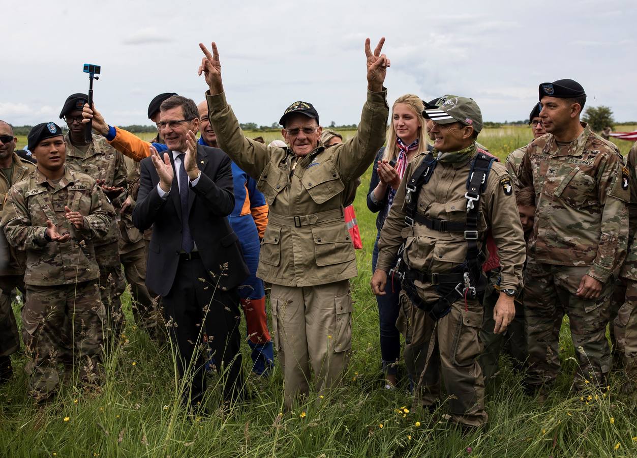 Personas caracterizadas de soldados participan en la dramatización histórica del Día D en la costa de Normandia (Francia). Varios lideres europeos participan en varios actos para conmemorar el 75 aniversario del desembarco y de la batalla de Normandía, que inicio el principio del fin de la Segunda Guerra Mundial.