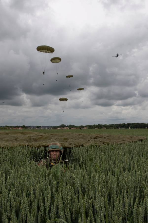 Personas caracterizadas de soldados participan en la dramatización histórica del Día D en la costa de Normandia (Francia). Varios lideres europeos participan en varios actos para conmemorar el 75 aniversario del desembarco y de la batalla de Normandía, que inicio el principio del fin de la Segunda Guerra Mundial.