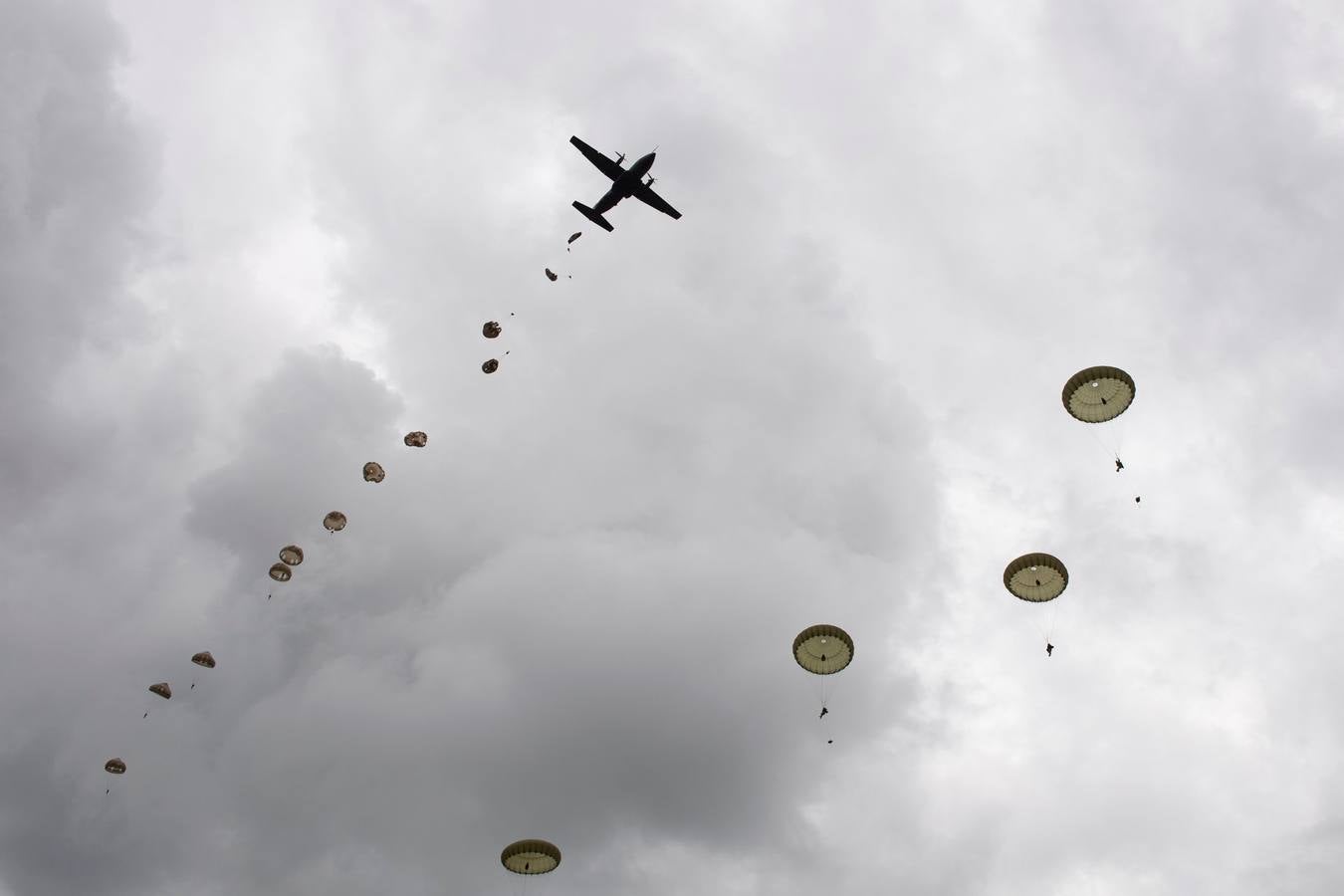 Personas caracterizadas de soldados participan en la dramatización histórica del Día D en la costa de Normandia (Francia). Varios lideres europeos participan en varios actos para conmemorar el 75 aniversario del desembarco y de la batalla de Normandía, que inicio el principio del fin de la Segunda Guerra Mundial.