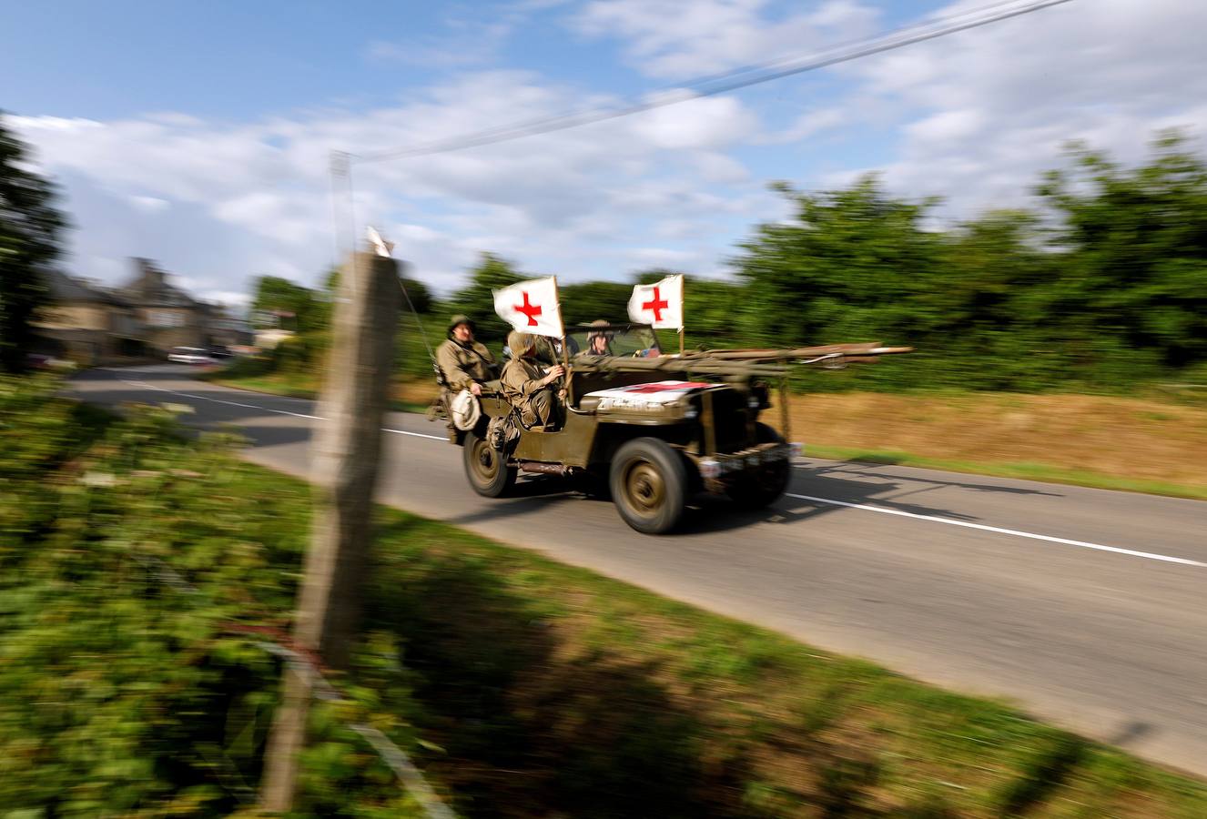 Personas caracterizadas de soldados participan en la dramatización histórica del Día D en la costa de Normandia (Francia). Varios lideres europeos participan en varios actos para conmemorar el 75 aniversario del desembarco y de la batalla de Normandía, que inicio el principio del fin de la Segunda Guerra Mundial.