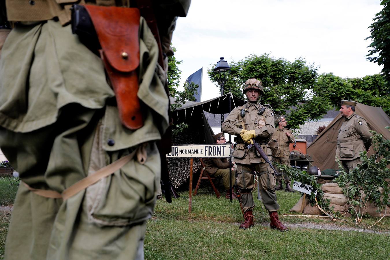 Personas caracterizadas de soldados participan en la dramatización histórica del Día D en la costa de Normandia (Francia). Varios lideres europeos participan en varios actos para conmemorar el 75 aniversario del desembarco y de la batalla de Normandía, que inicio el principio del fin de la Segunda Guerra Mundial.