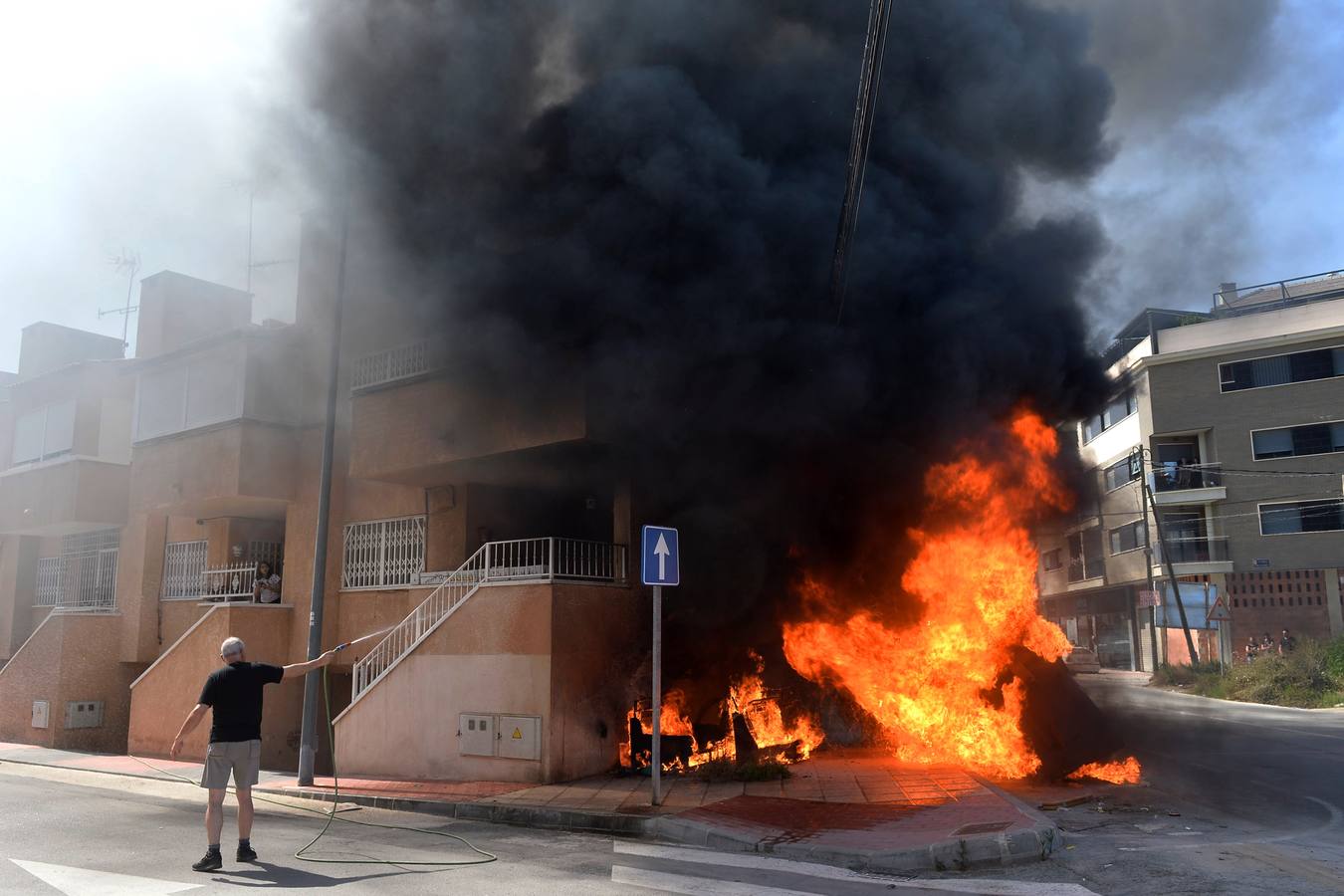 El fuego, declarado alrededor de las 16.45 horas, se extendió con gran virulencia debido a la gran cantidad de material combustible.