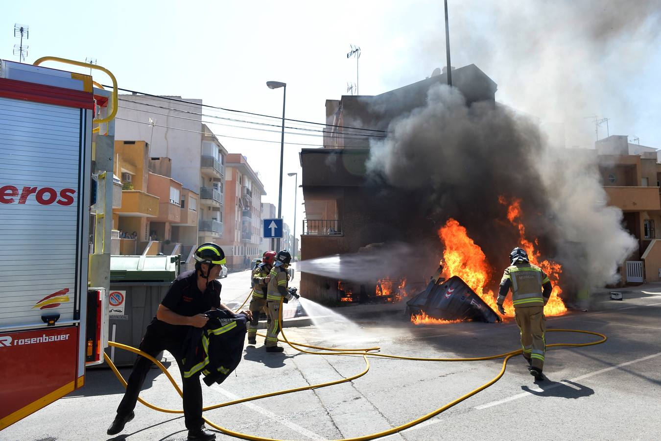 El fuego, declarado alrededor de las 16.45 horas, se extendió con gran virulencia debido a la gran cantidad de material combustible.