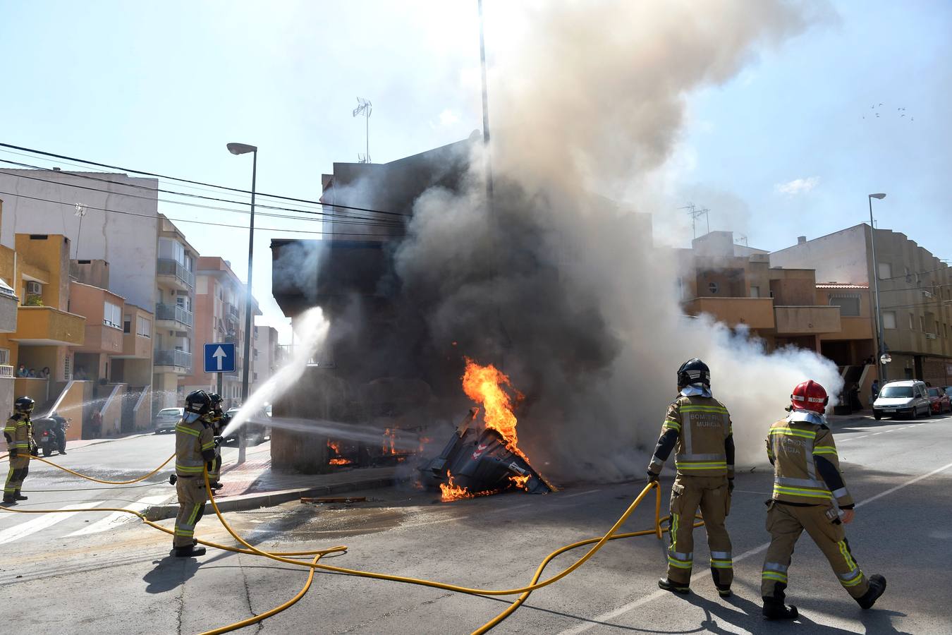 El fuego, declarado alrededor de las 16.45 horas, se extendió con gran virulencia debido a la gran cantidad de material combustible.