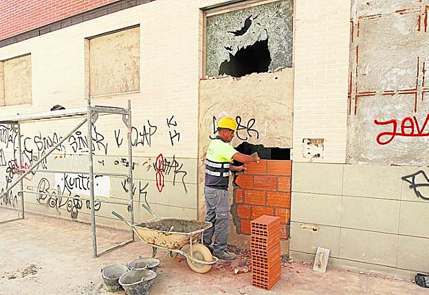 Un operario mientras tapiaba ayer el edificio. 