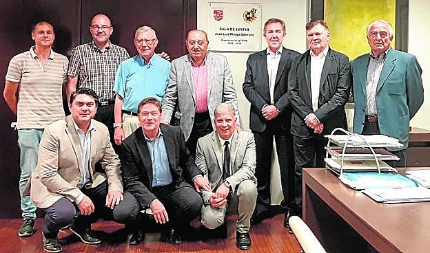 Morga, en el centro, de pie; a su izquierda Monje y Camacho. 