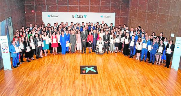 Foto de familia de todos los becados por 'la Caixa'. LC