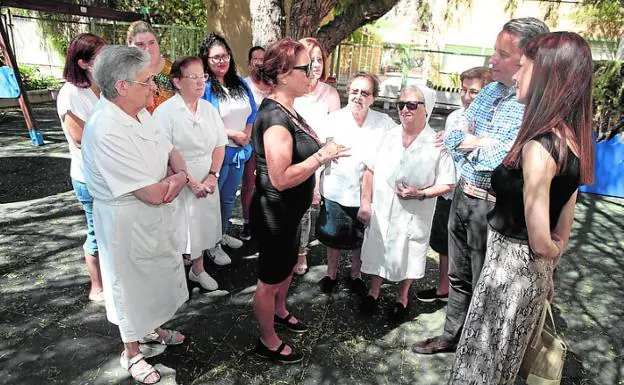 El alcalde junto a las monjas, usuarias y formadoras. 