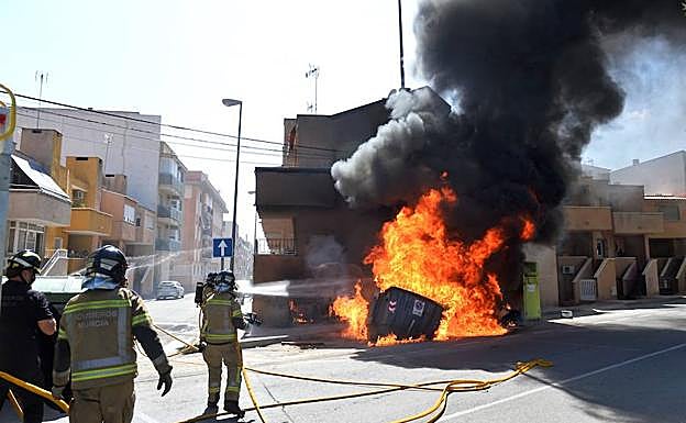 Los bomberos, trabajando en el lugar del suceso.