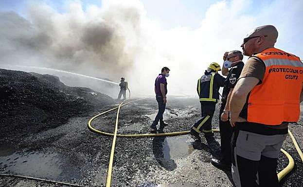 Los bomberos trabajan en uno de los incendios sufridos por las instalaciones, en abril de 2015.