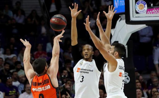 Anthony Randolph y Facundo Campazzo bloquean un pase de Sam Van Rossom.