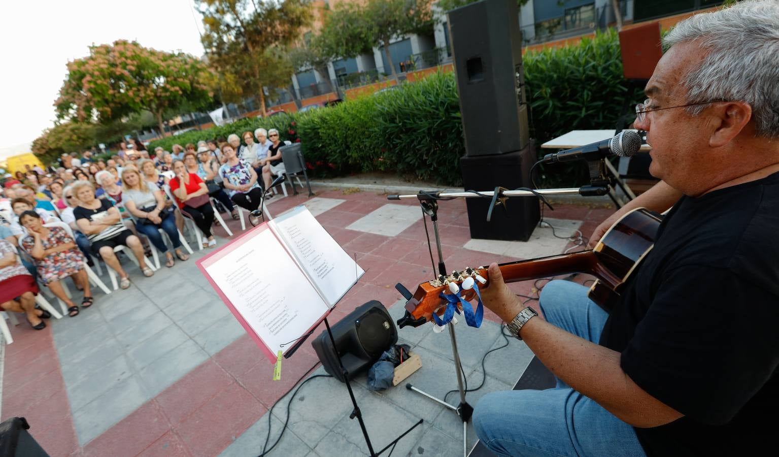 El Paseo Marqués de Espinardo, más conocido como la rambla, sigue siendo lugar de encuentro y reivindicación vecinal cada jueves. Esta semana, la reunión estuvo amenizada por el cantautor José Antonio Abellán y, con tal motivo, se colocaron más de 200 sillas para el público. 