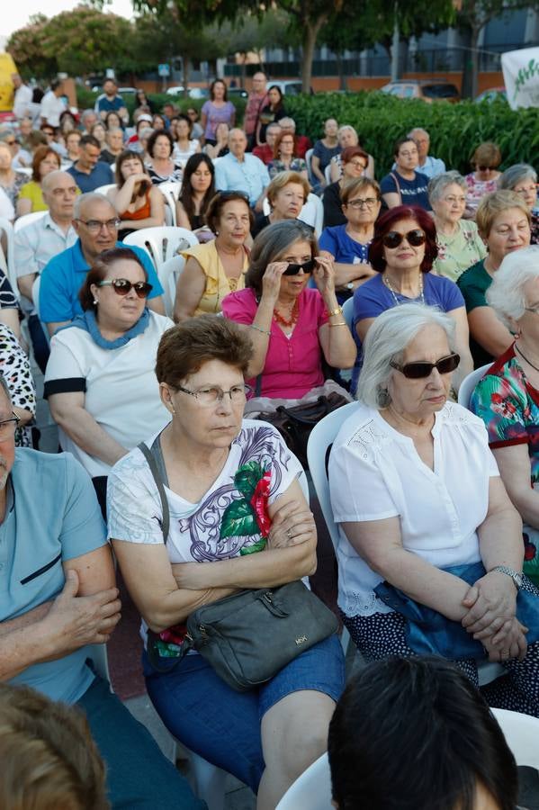 El Paseo Marqués de Espinardo, más conocido como la rambla, sigue siendo lugar de encuentro y reivindicación vecinal cada jueves. Esta semana, la reunión estuvo amenizada por el cantautor José Antonio Abellán y, con tal motivo, se colocaron más de 200 sillas para el público. 