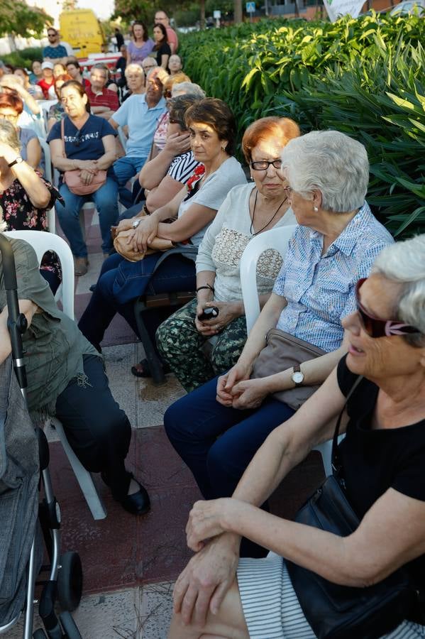 El Paseo Marqués de Espinardo, más conocido como la rambla, sigue siendo lugar de encuentro y reivindicación vecinal cada jueves. Esta semana, la reunión estuvo amenizada por el cantautor José Antonio Abellán y, con tal motivo, se colocaron más de 200 sillas para el público. 