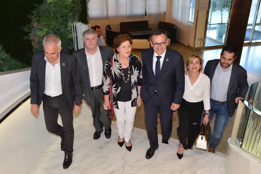 «Es un buen paso para empezar», señala Isabel Franco ante la oferta lanzada por el candidato del PSOE en la primera reunión entre ambos partidos