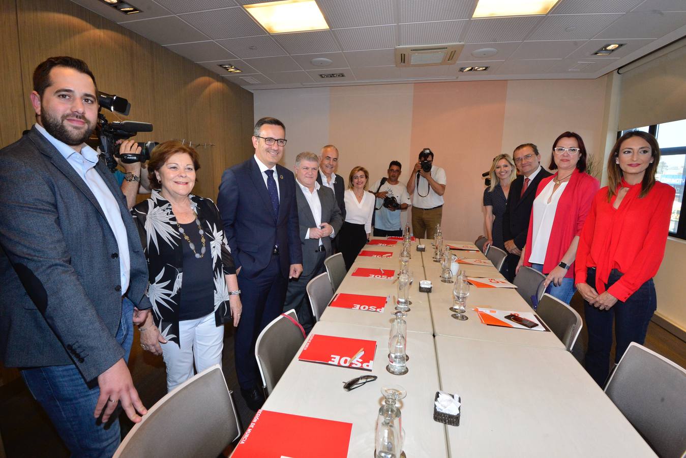 «Es un buen paso para empezar», señala Isabel Franco ante la oferta lanzada por el candidato del PSOE en la primera reunión entre ambos partidos