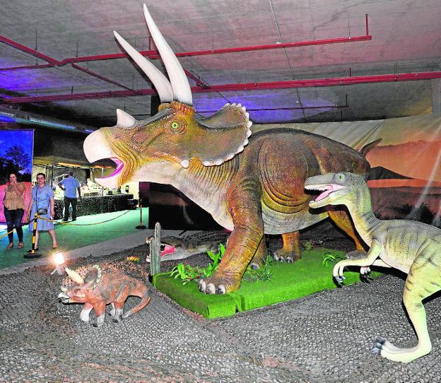 Varias réplicas de dinosaurios que se pueden ver en el centro comercial Myrtea de Murcia. 