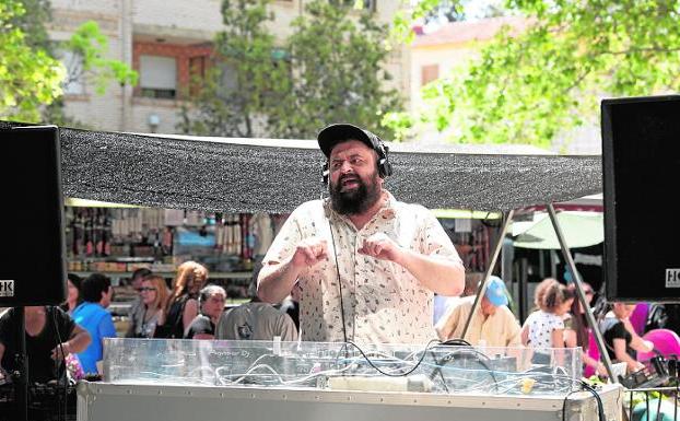 La música DJ suena en el mercado de La Fama de Murcia