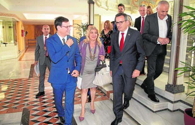 Emilio Ivars, Gloria Alarcón y Diego Conesa, ayer en la entrega de credenciales en la Asamblea. 
