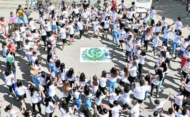 Momento de la actuación que celebraron los alumnos del instituto Aljada en defensa del medio ambiente. 