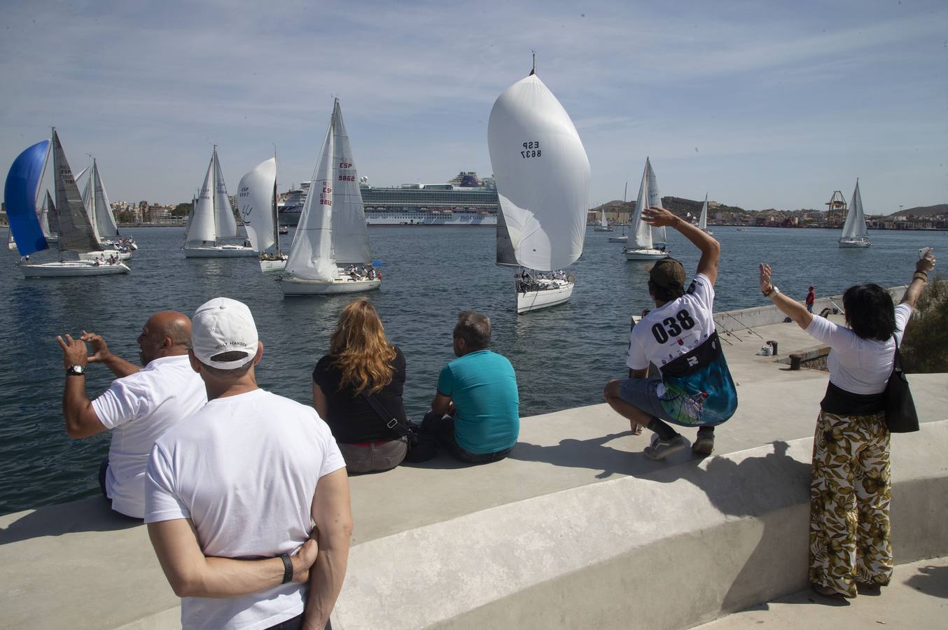 La prueba es puntuable para el campeonato de España, hay 15 barcos locales y la distancia es de 170 millas .