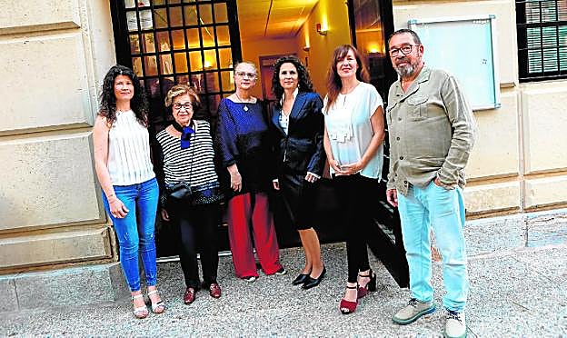Milagros López, Dionisia García, Ana Rossetti, Idoia Arbillaga, Ana Ares y Paco Moral, ayer. 