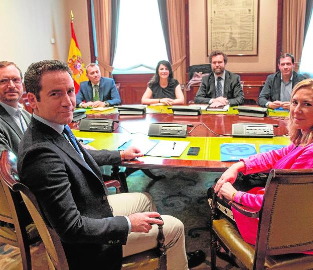 Teodoro García, durante la reunión de ayer con Vox en el Congreso. 