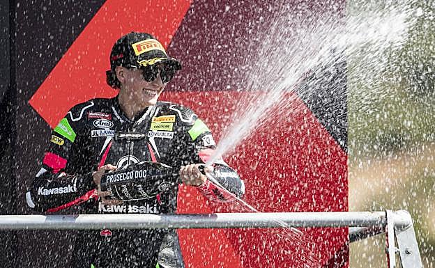 Ana Carrasco celebra el tercer puesto conseguido en Jerez. 