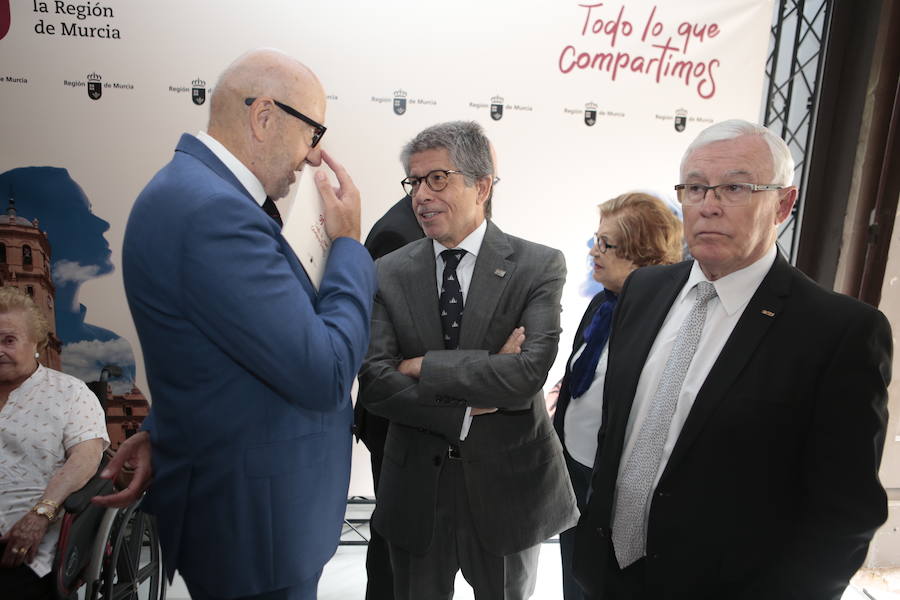 El acto institucional estuvo marcado por las negociaciones para los pactos en la Comunidad y en varios ayuntamientos de la Región