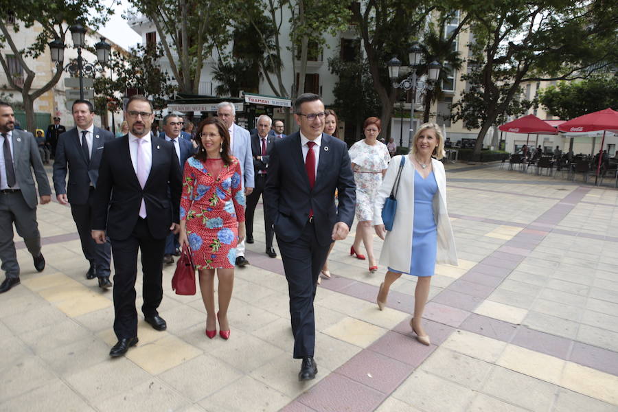 El acto institucional estuvo marcado por las negociaciones para los pactos en la Comunidad y en varios ayuntamientos de la Región