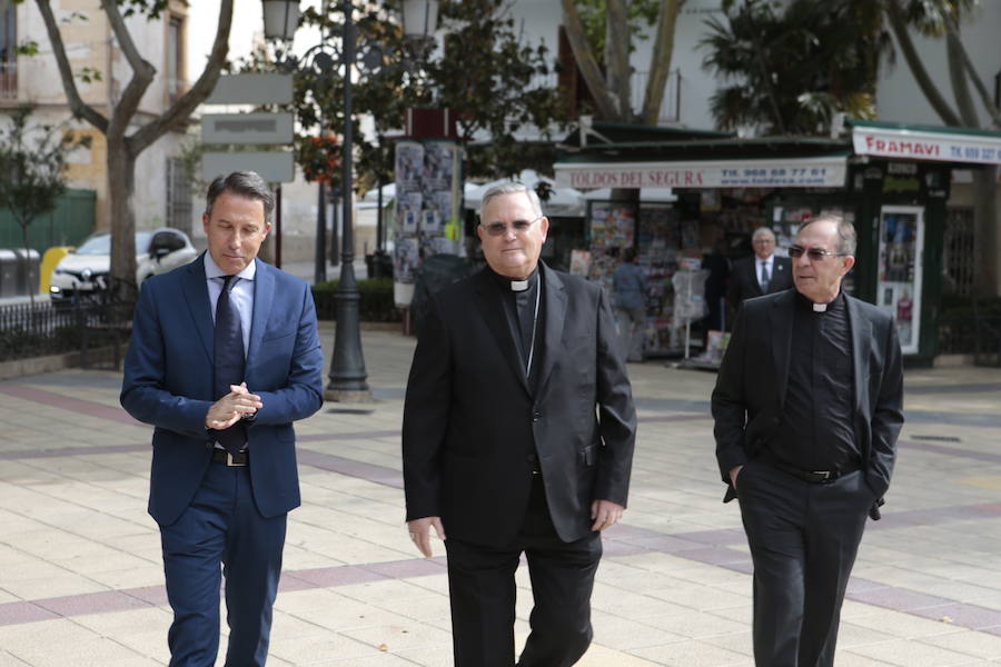 El acto institucional estuvo marcado por las negociaciones para los pactos en la Comunidad y en varios ayuntamientos de la Región