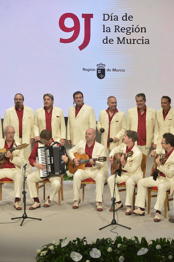 El acto institucional estuvo marcado por las negociaciones para los pactos en la Comunidad y en varios ayuntamientos de la Región