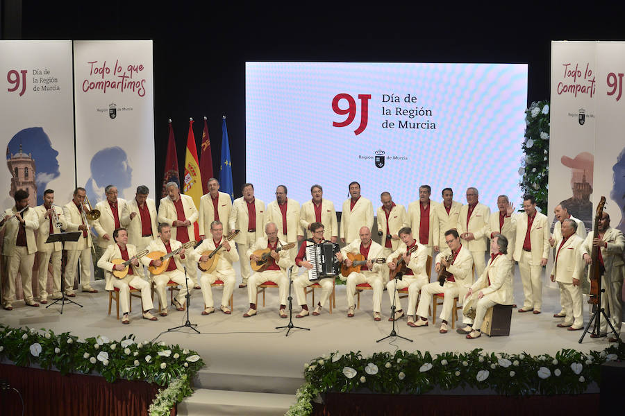 El acto institucional estuvo marcado por las negociaciones para los pactos en la Comunidad y en varios ayuntamientos de la Región