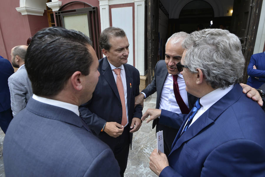 El acto institucional estuvo marcado por las negociaciones para los pactos en la Comunidad y en varios ayuntamientos de la Región