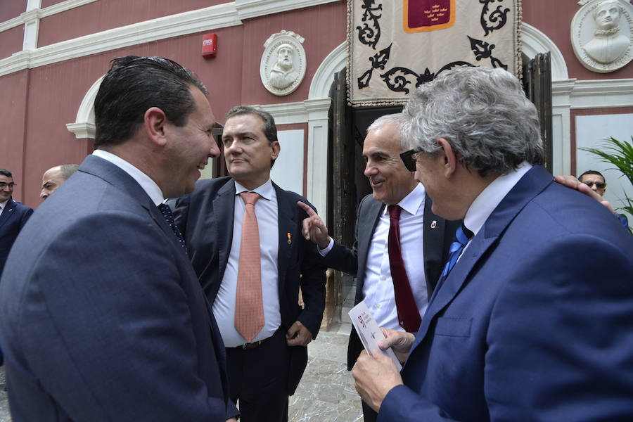 El acto institucional estuvo marcado por las negociaciones para los pactos en la Comunidad y en varios ayuntamientos de la Región